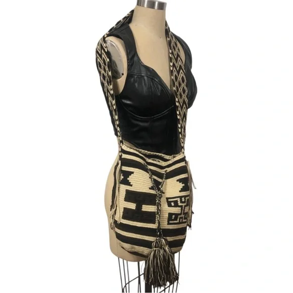 NWT SARAI WAYUU Black and Tan Patterned Woven Crossbody Bag Columbia made XL - Picture 1 of 16